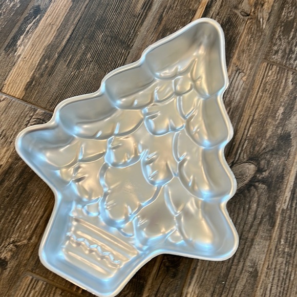 WILTON 1972 Aluminum Christmas Tree Bakeware Mold - Picture 1 of 3